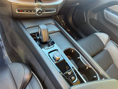 2022 Volvo XC60 Recharge Plug-In Hybrid R-Design